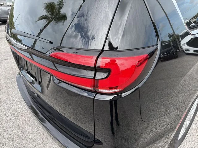 New 2026 Diamond Black Crystal Pearl-Coat Exterior Paint Chrysler Select image 9