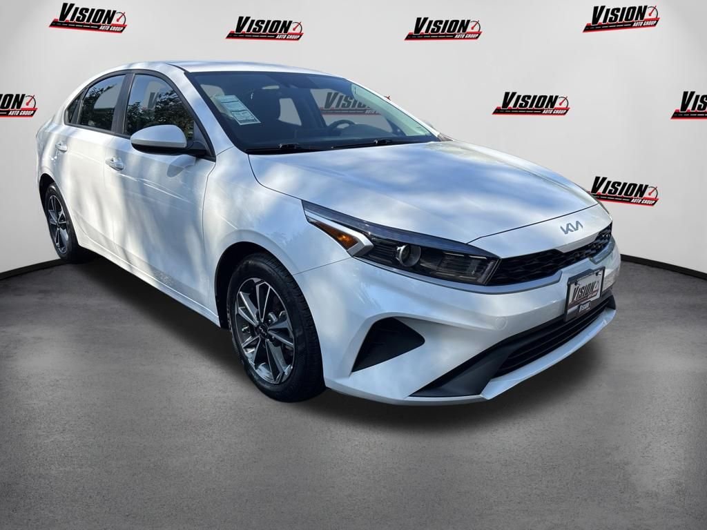 Used 2023 White Kia LXS image 3