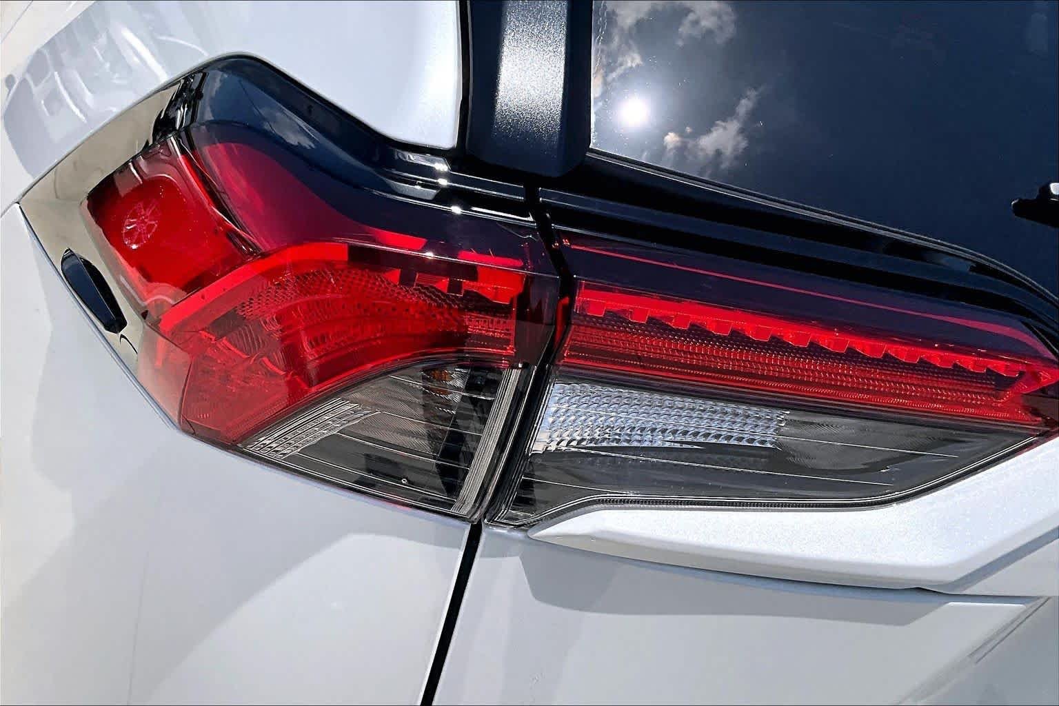 Used 2025 Wind Chill Pearl Toyota XLE Premium image 28