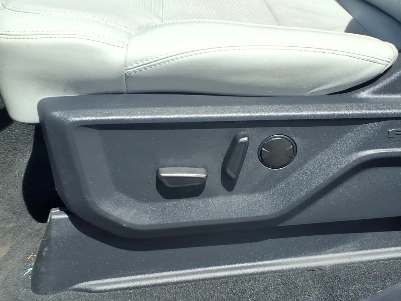 Used 2025 Space Silver Metallic Ford Platinum image 17