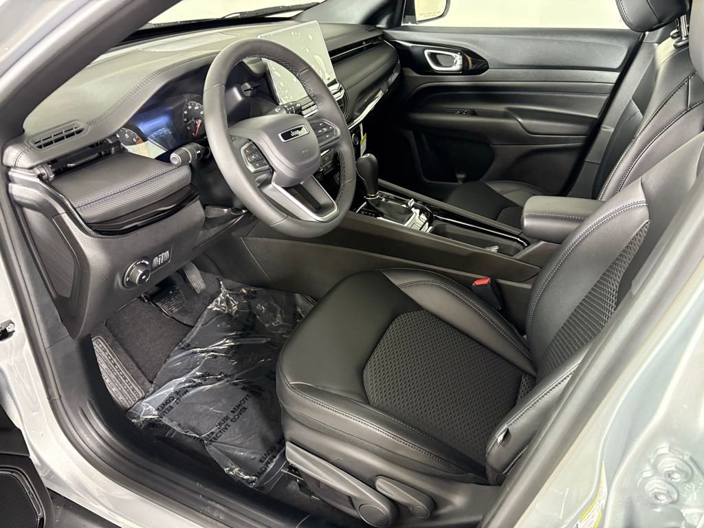 New 2026 Silver Zynith Metallic Clearcoat Jeep Latitude image 17