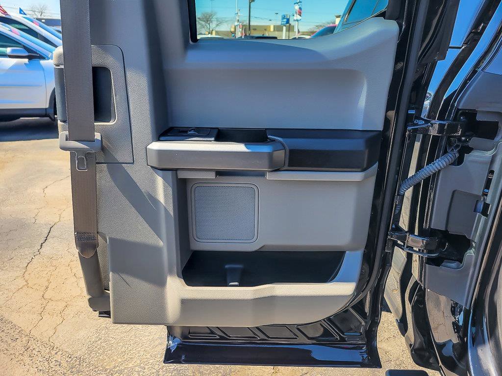 Used 2018 Shadow Black Ford XLT image 27
