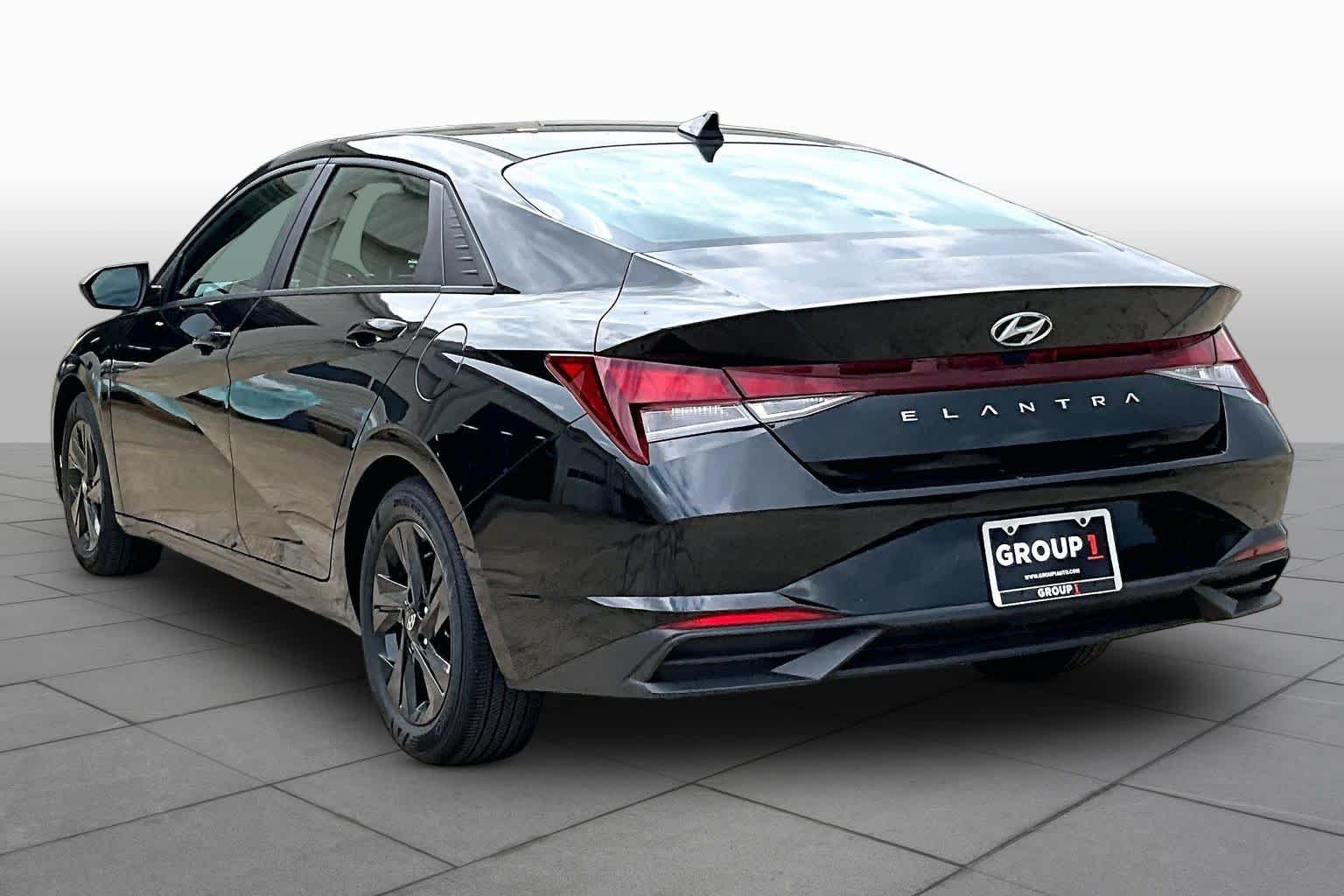 Used 2023 Phantom Black Hyundai SEL image 11