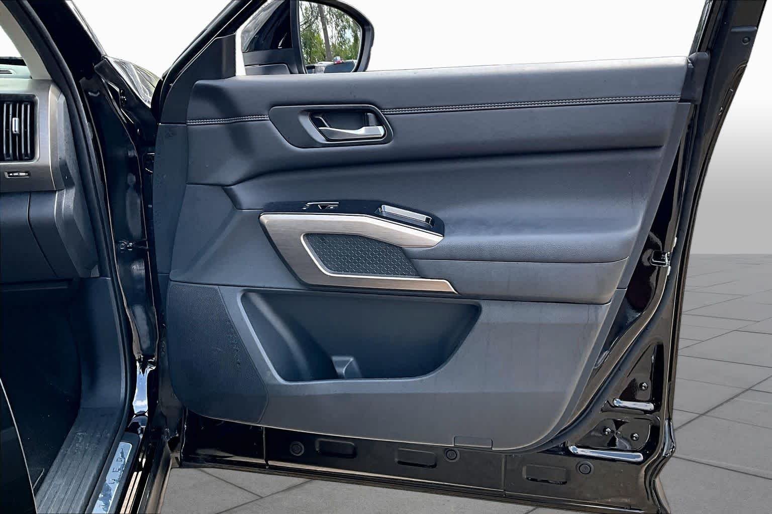 Used 2025 Super Black Nissan Platinum image 22