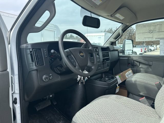New 2025 Summit White Chevrolet 1WT image 12