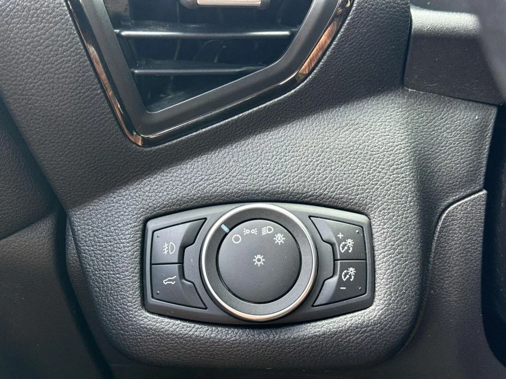 Used 2018 Blue Ford SEL image 18