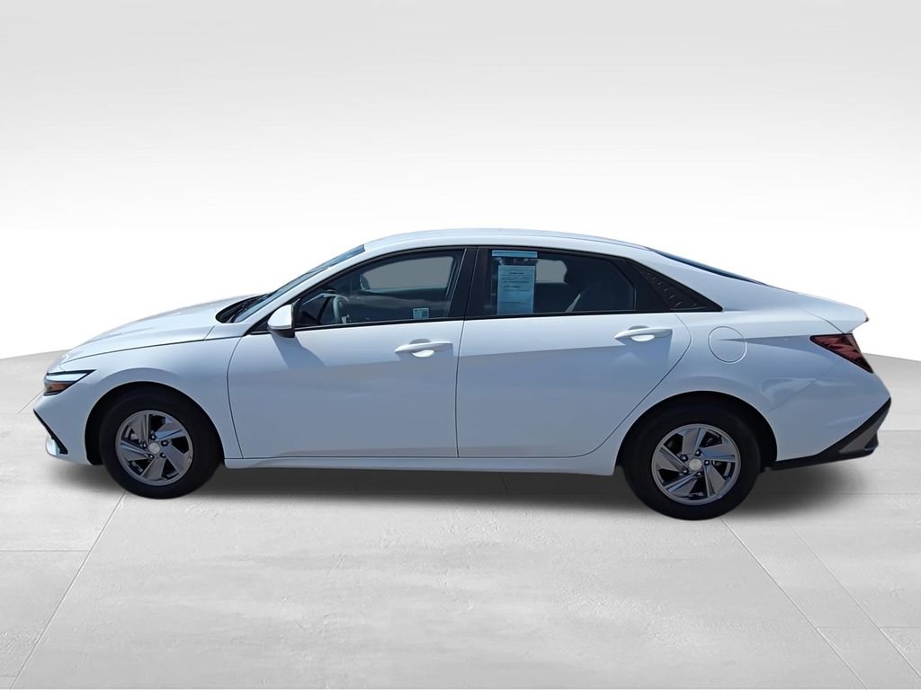 Used 2025 White Hyundai SE image 7