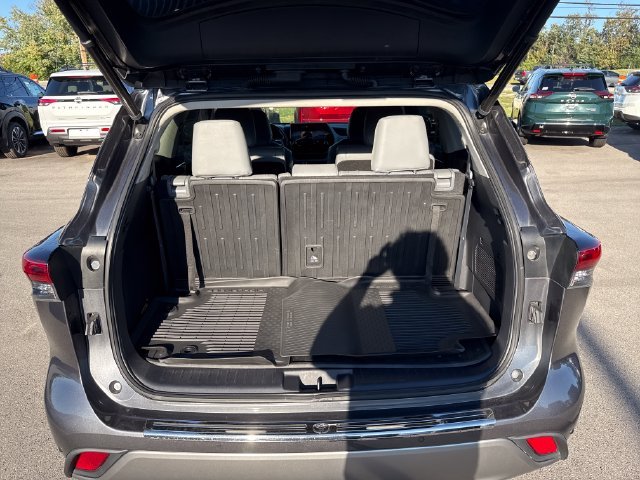 Used 2022 Gray Toyota Platinum image 9