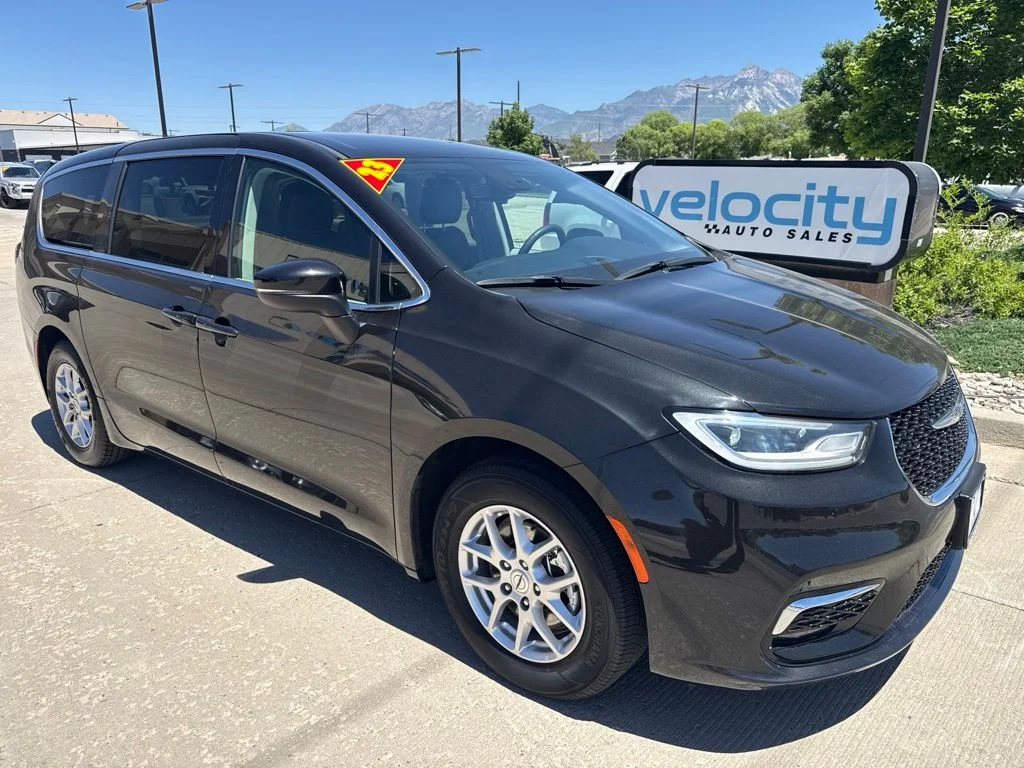 2023 Chrysler Pacifica Touring L's photo