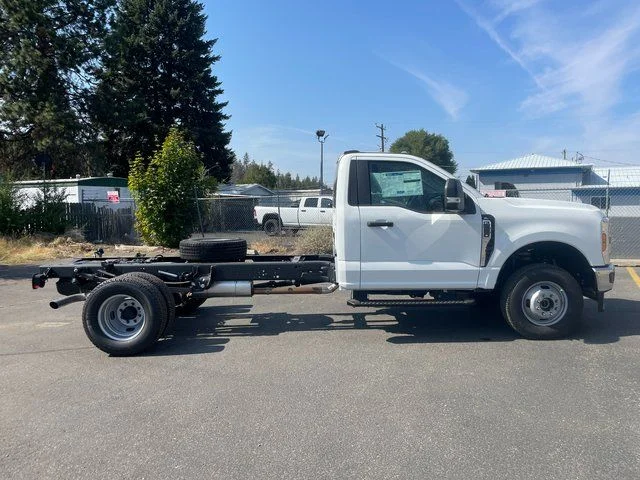 2025 Ford F-350 Super Duty Chassis Cab XL - Photo 9