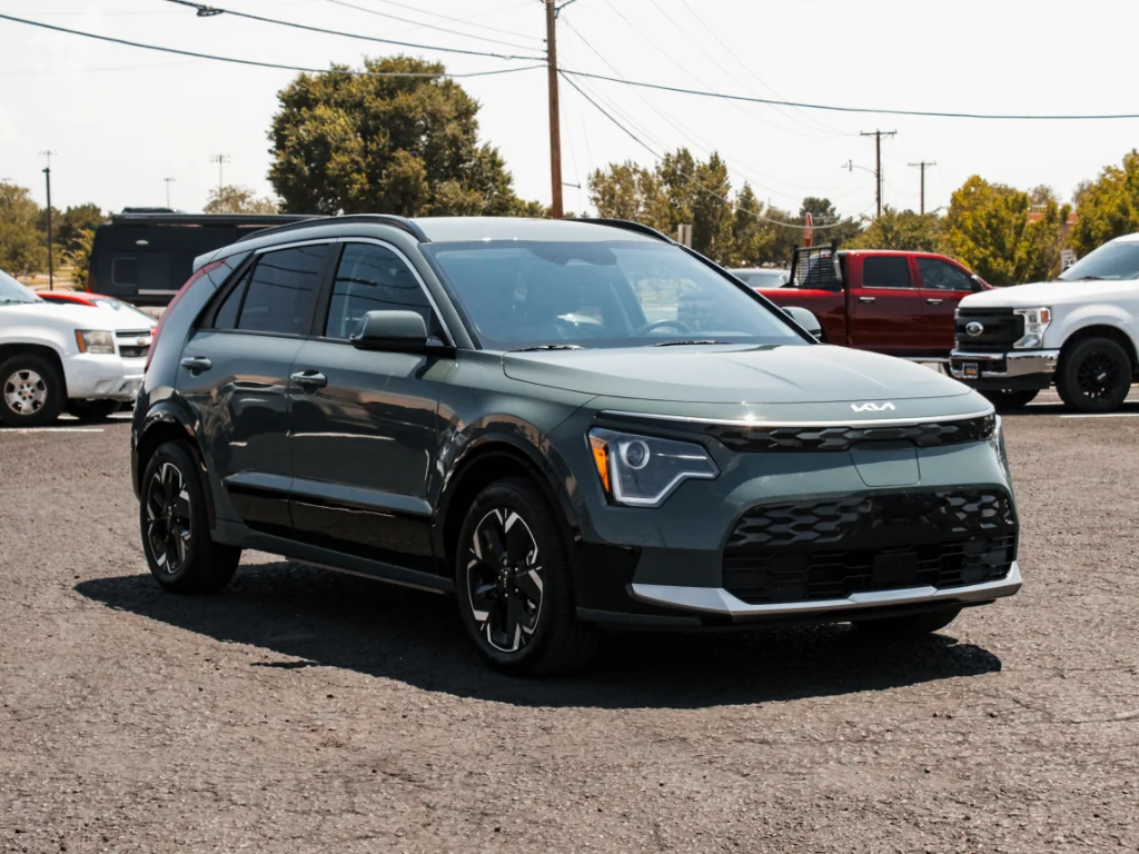 Used 2023 Cityscape Green Kia Wind image 3