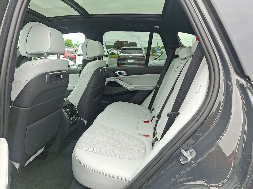 New 2026 Dravit Grey Metallic BMW xDrive50e image 5