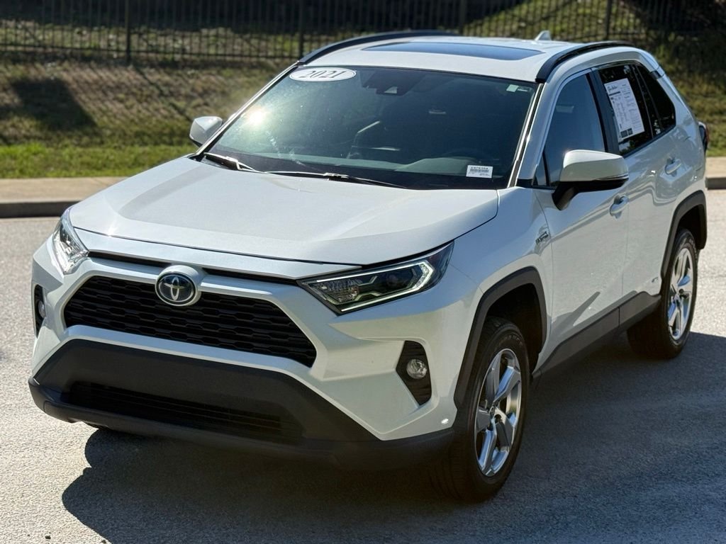 Used 2021 White Toyota XLE Premium image 7