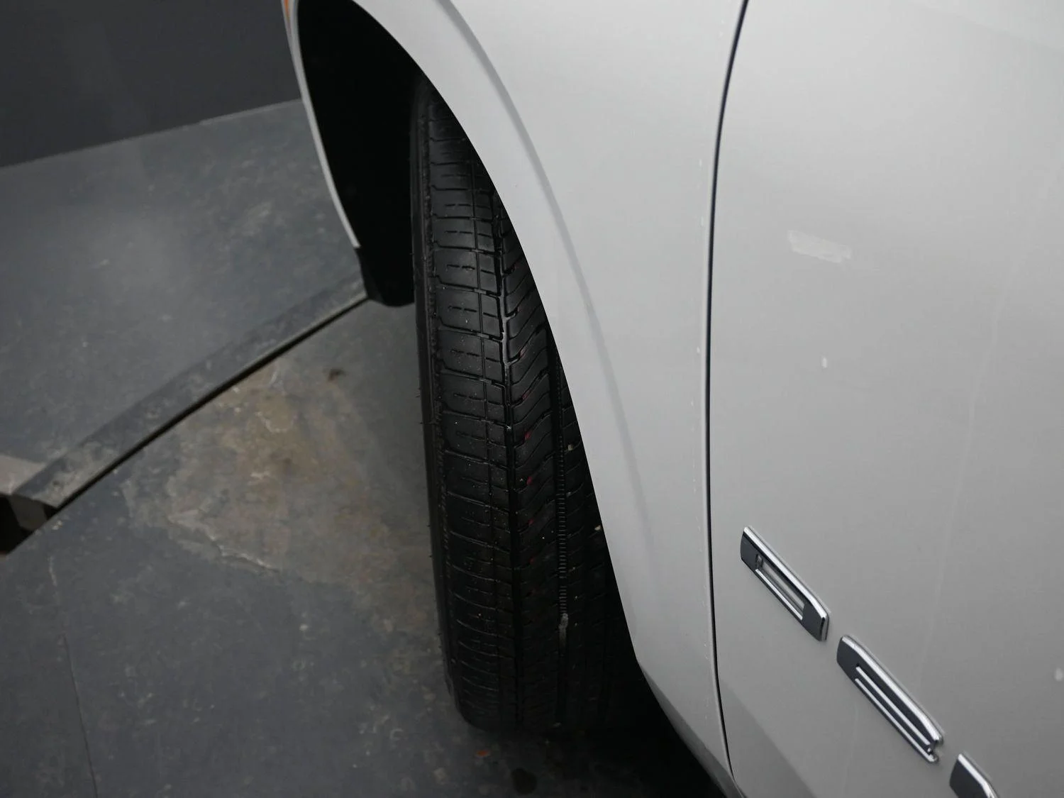 Used 2025 White Frost Tricoat GMC Denali Ultimate image 5