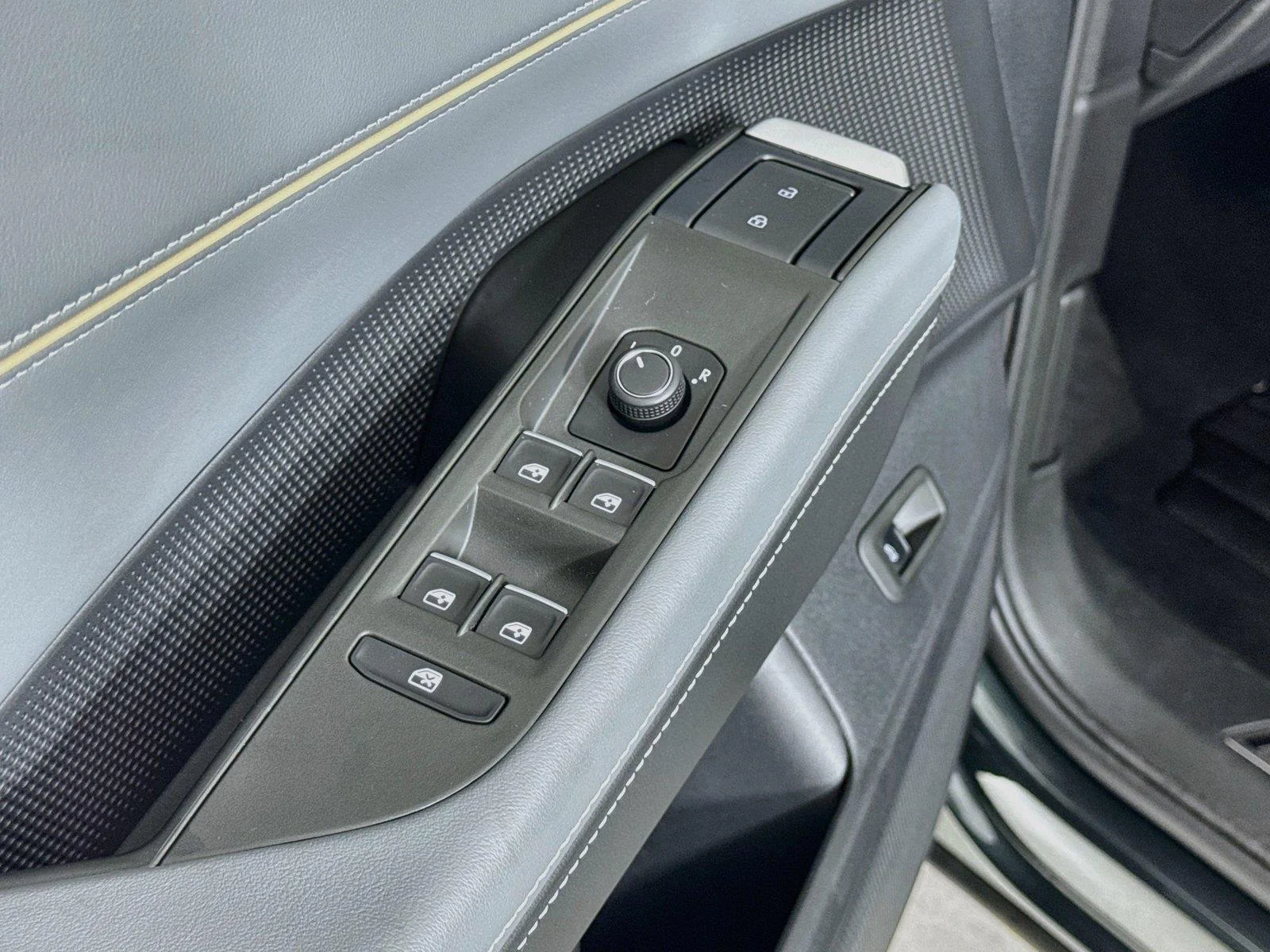 New 2027 Sacramento Green Metallic Volkswagen SE w/Technology image 17