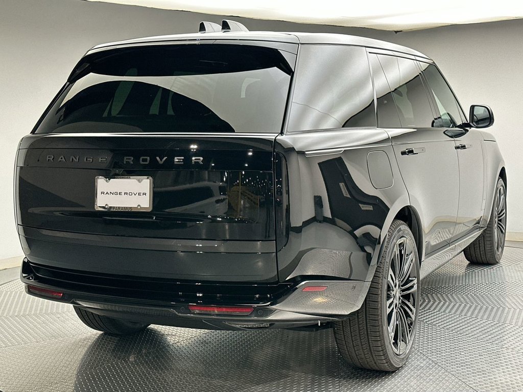 New 2027 Santorini Black Land Rover SE image 3