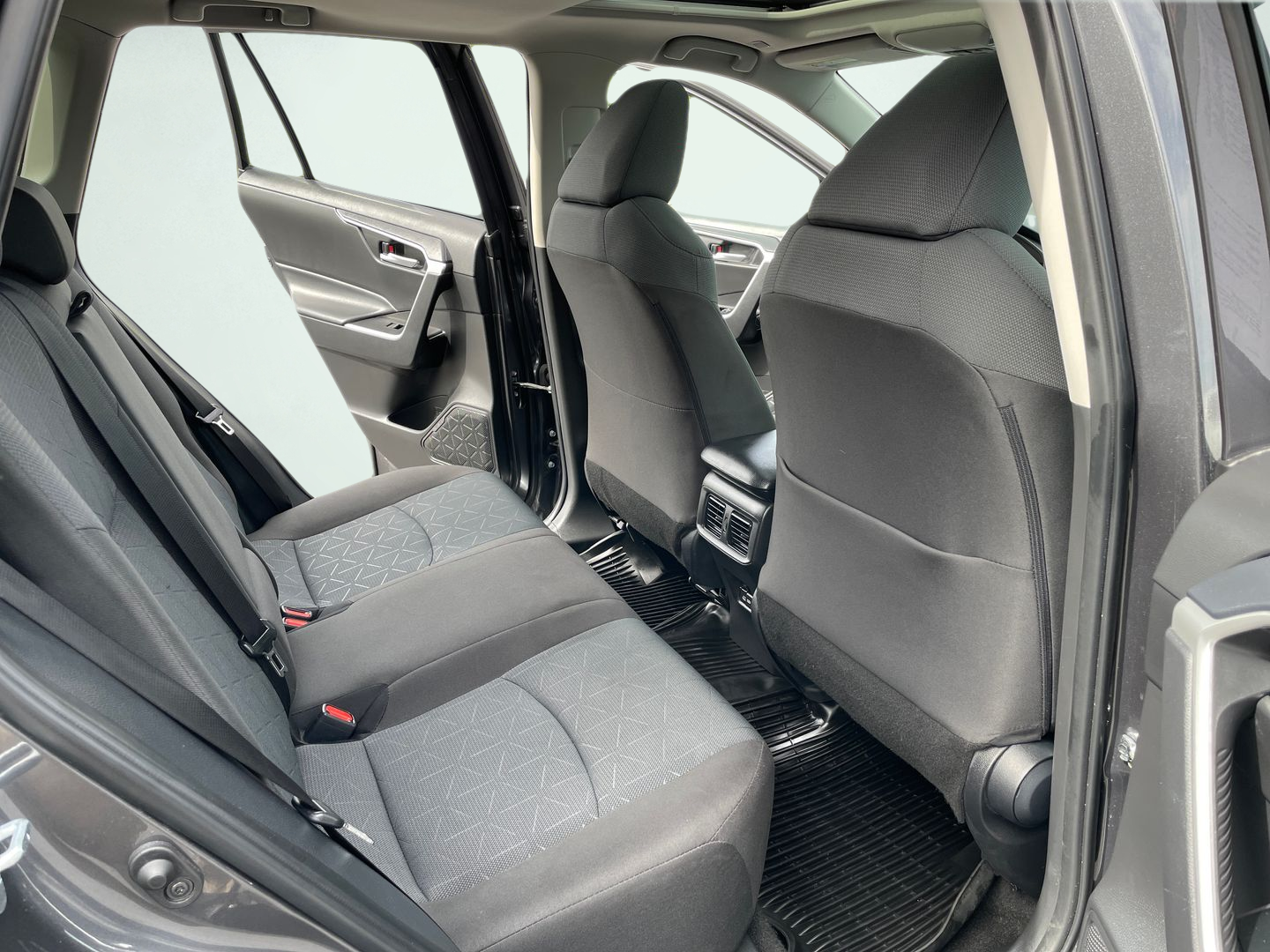 2025 Toyota RAV4 XLE - Photo 17