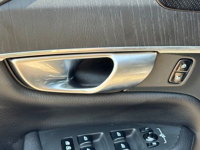 Used 2020 Black Volvo T6 Momentum image 19