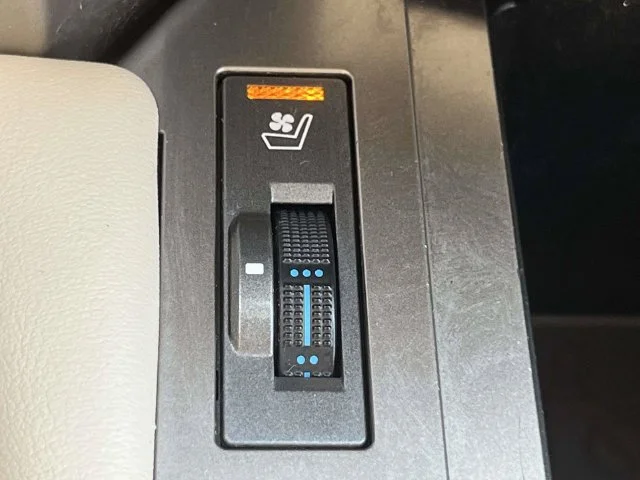 Used 2018 White Lexus 460 image 31