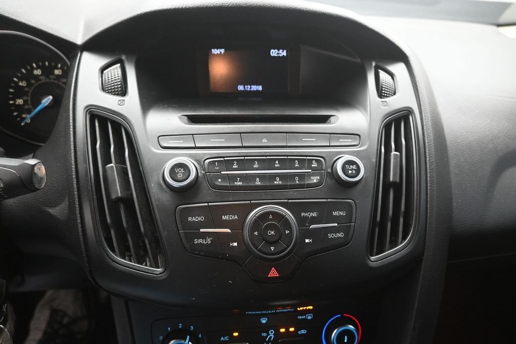 Used 2016 Red Ford SE image 9