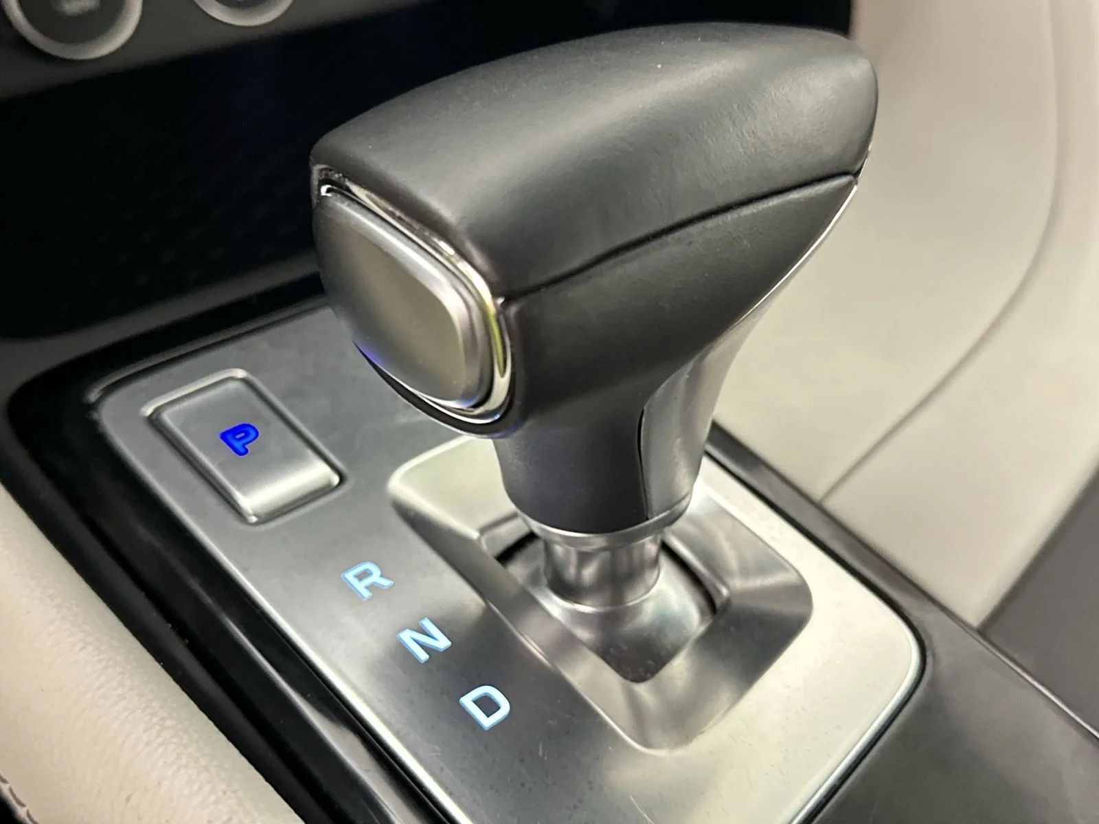Used 2025 White Genesis 2.5T image 20