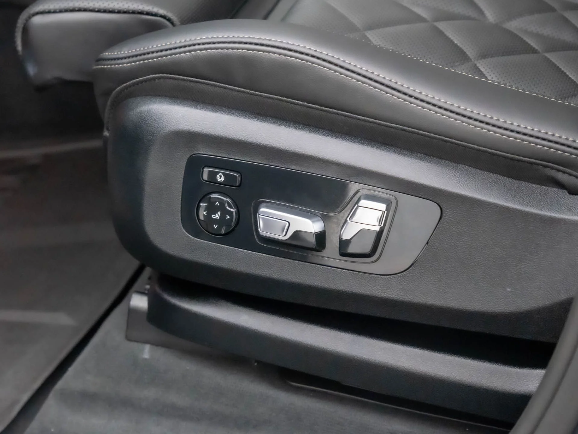 Used 2026 Blue BMW M60i image 15