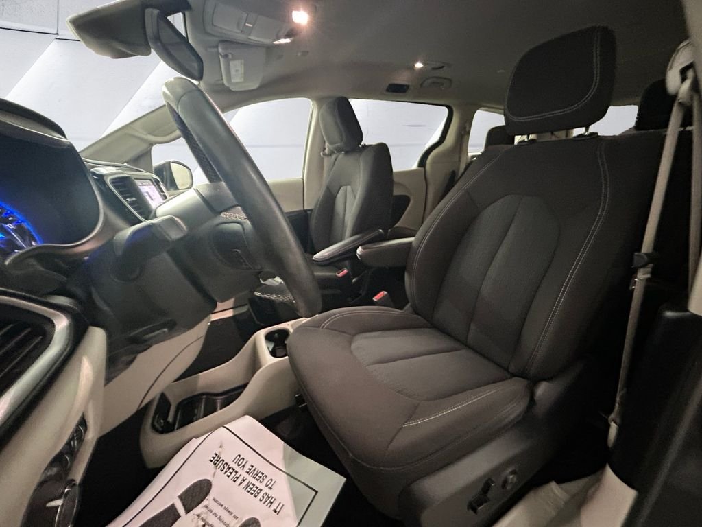 Used 2023 Gray Chrysler LX image 8