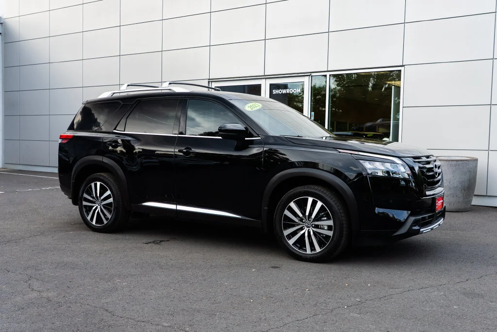 Used 2025 Black Nissan Platinum image 32