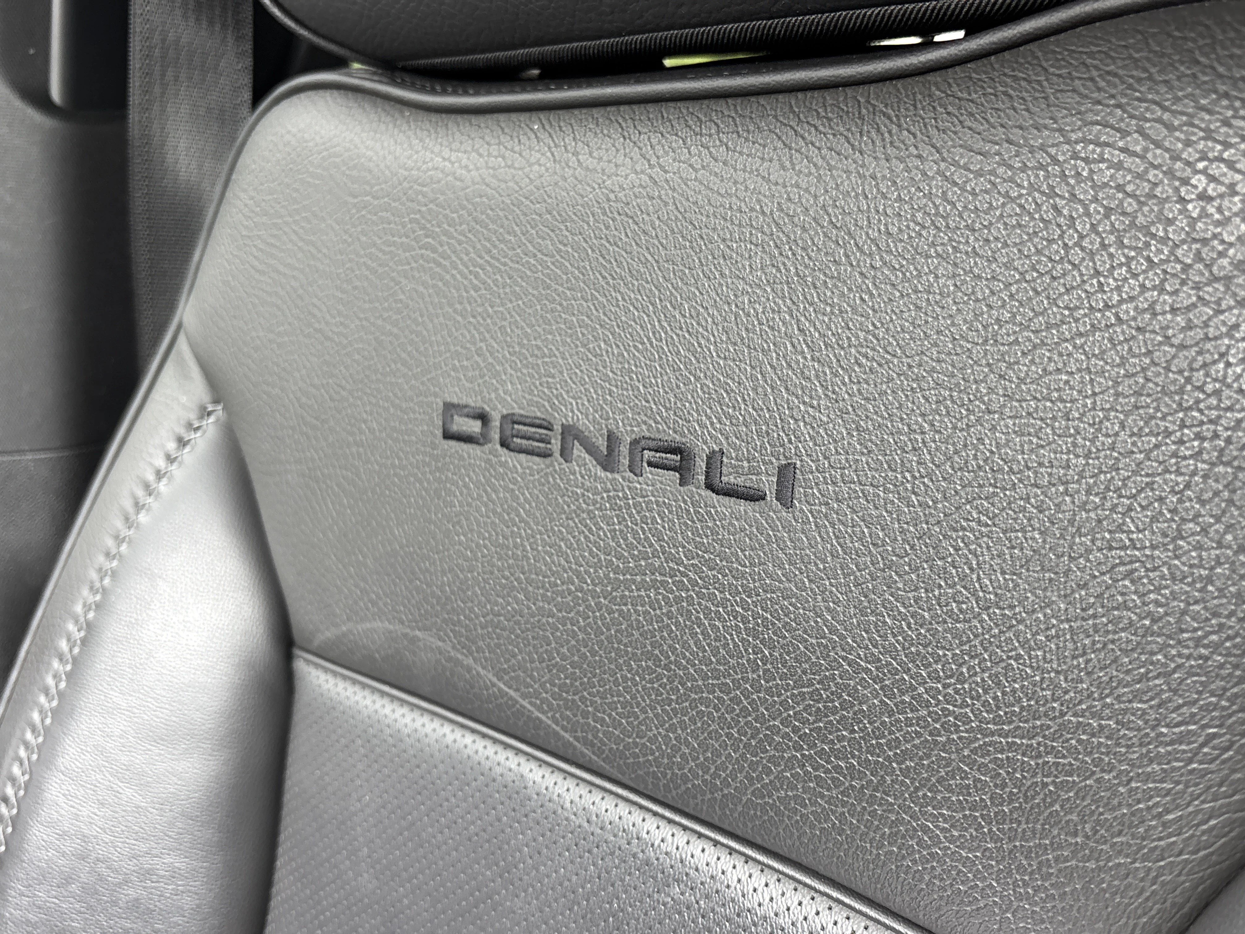 Used 2022 Onyx Black GMC Denali 4WD image 32