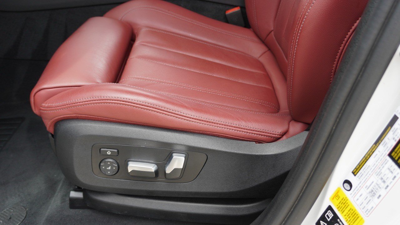 Used 2022 White BMW xDrive40i image 23