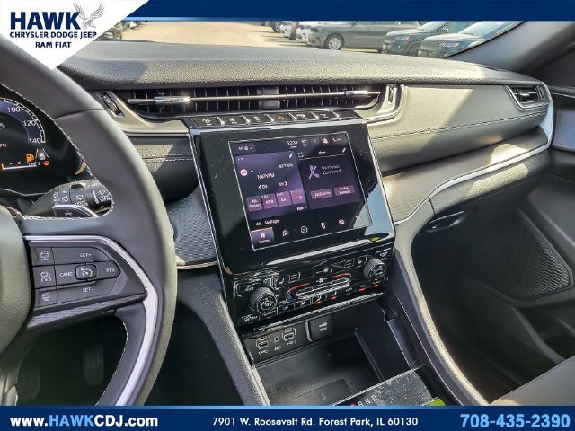 Used 2025 White Jeep Laredo image 22