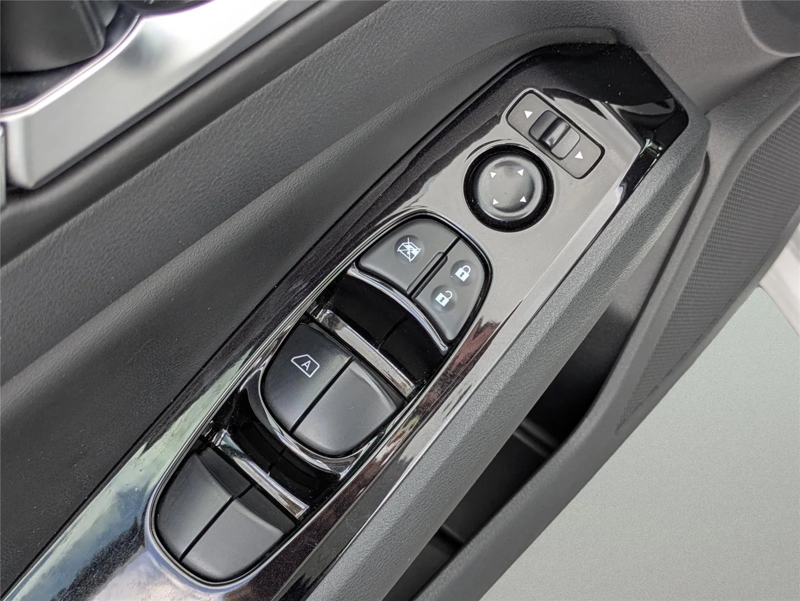 Used 2023 Brilliant Silver Metallic Nissan 2.5 SV image 13