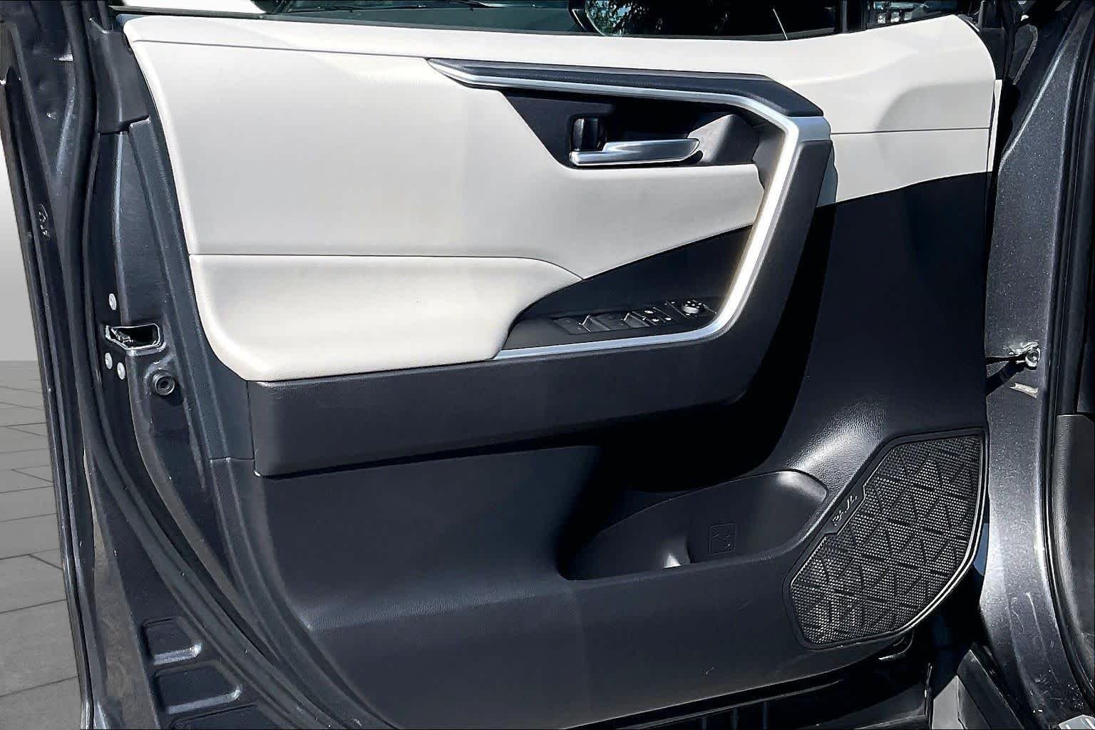Used 2025 Magnetic Gray Metallic Toyota XLE Premium image 21