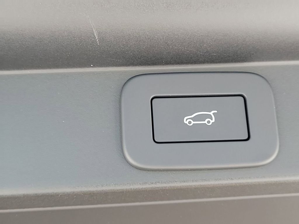 New 2026 Carpathian Grey Land Rover SE image 12