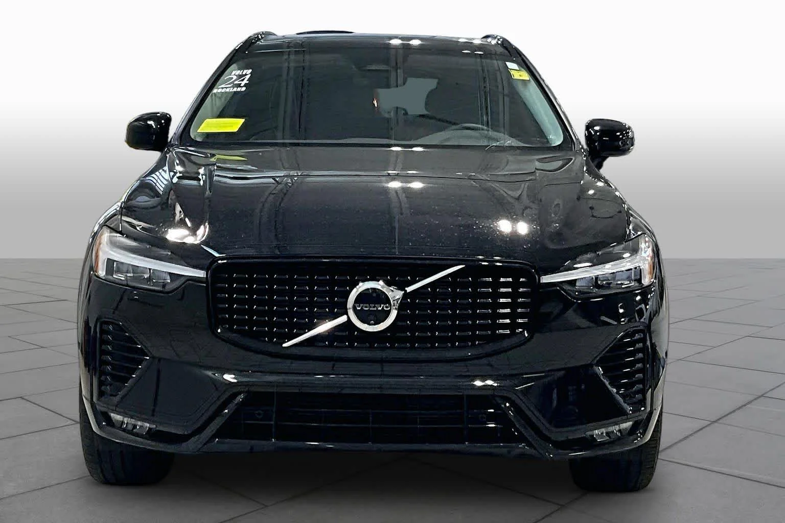 Used 2024 Onyx Black Metallic Volvo Plus Dark Theme image 4