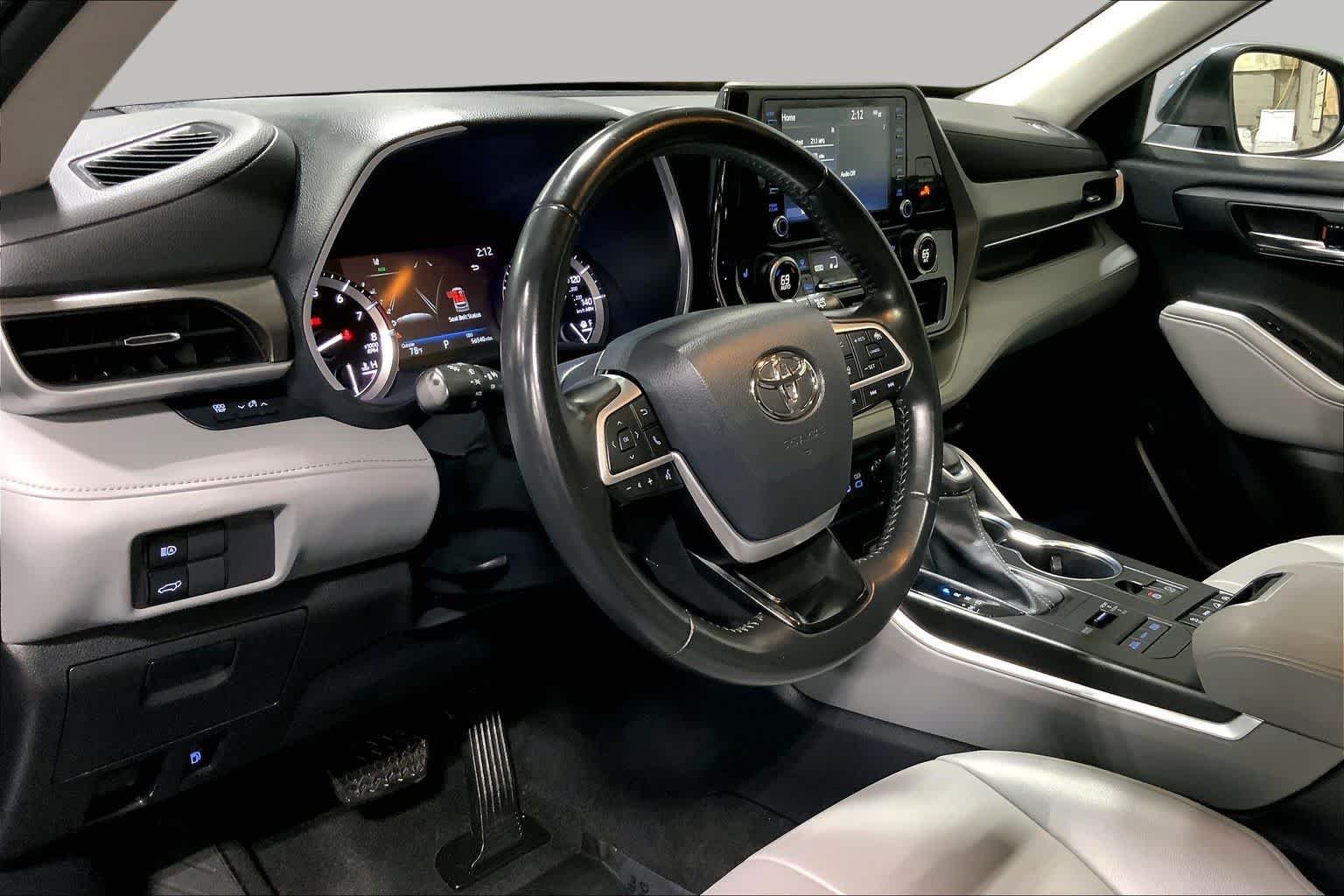 Used 2022 Moon Dust Toyota XLE image 18