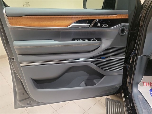 2022 Jeep Grand Wagoneer II photo 3