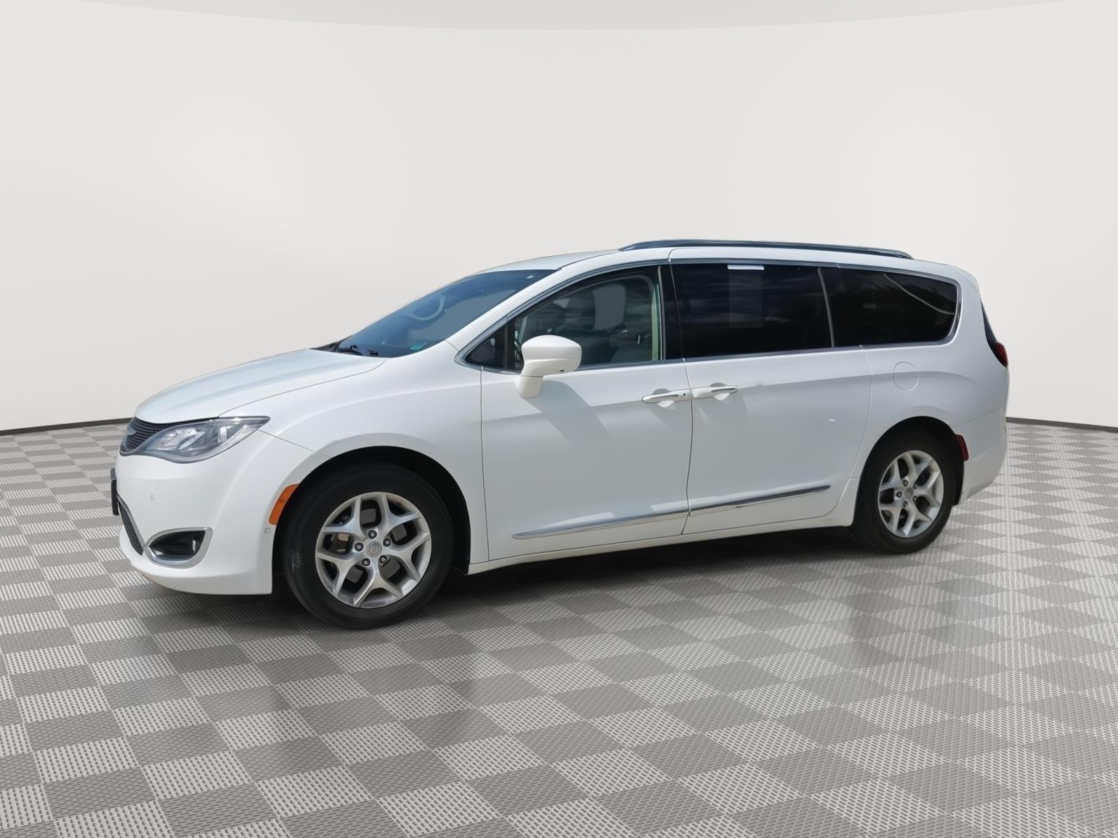 Used 2018 Bright White Clearcoat Chrysler Touring L image 1