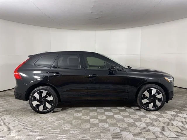 Certified Used 2025 Onyx Black Metallic Volvo Plus image 8