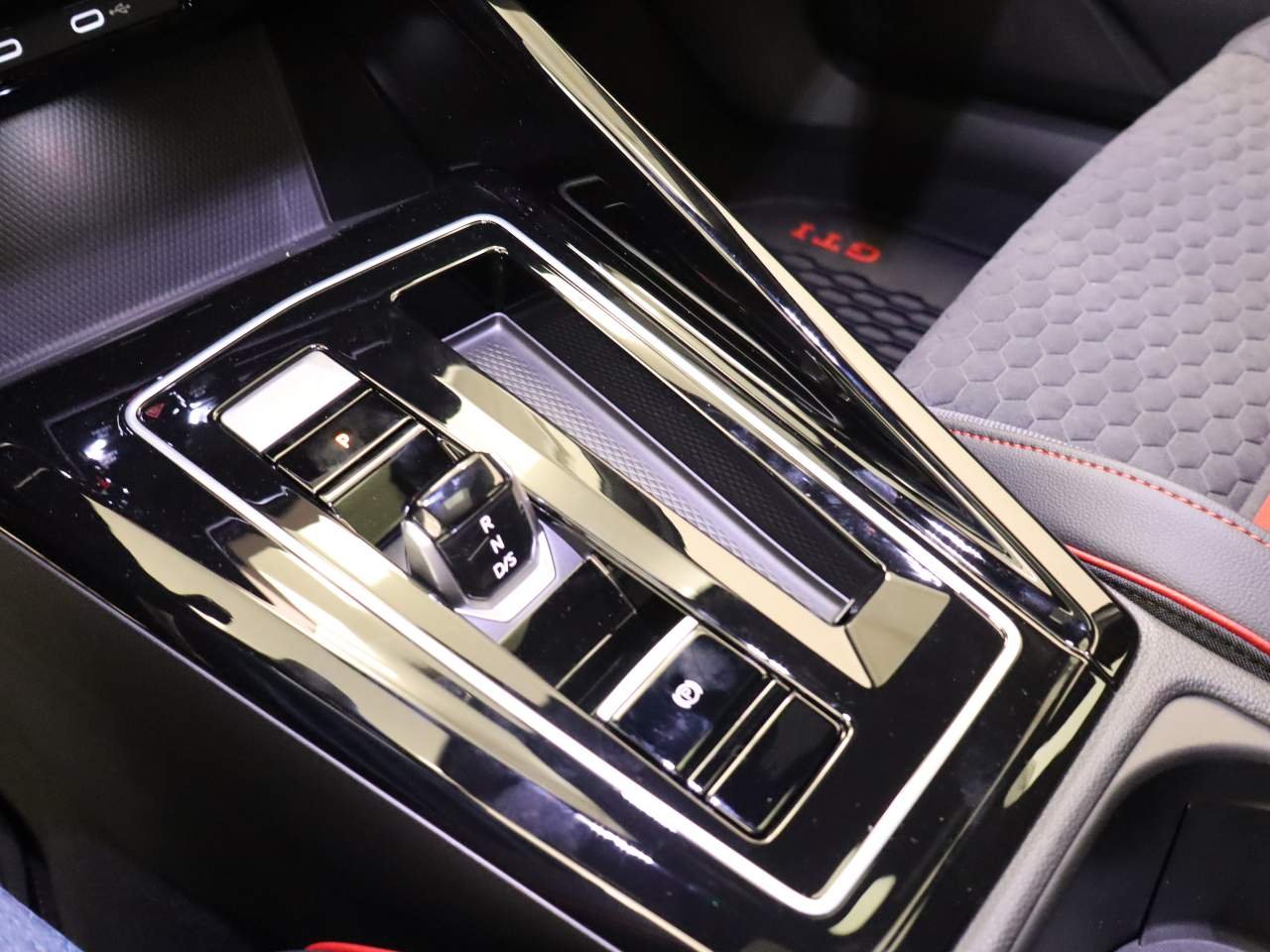 2026 Volkswagen Golf GTI SE - Photo 8