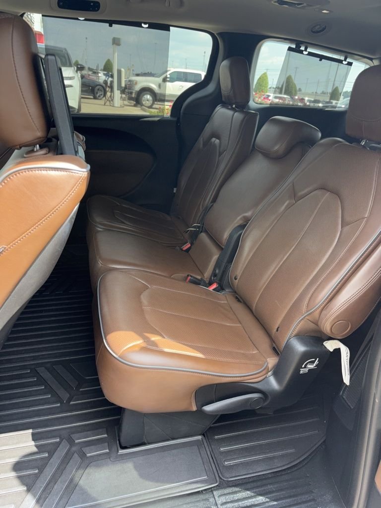 Used 2019 Red Chrysler Limited image 3