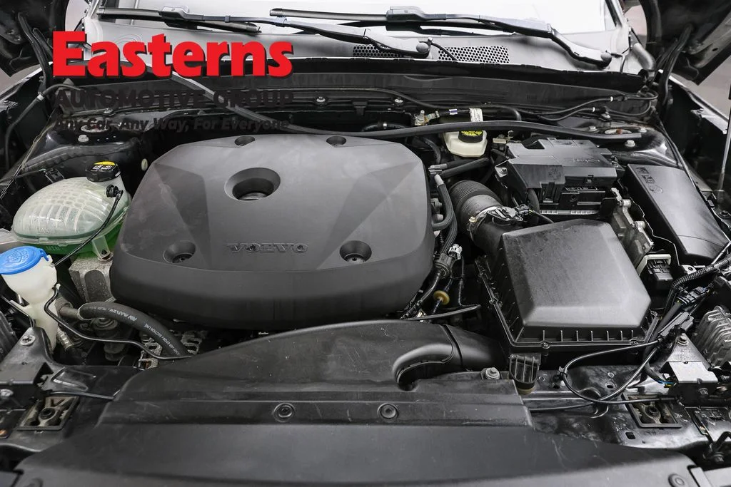 Used 2022 Black Volvo Momentum image 7