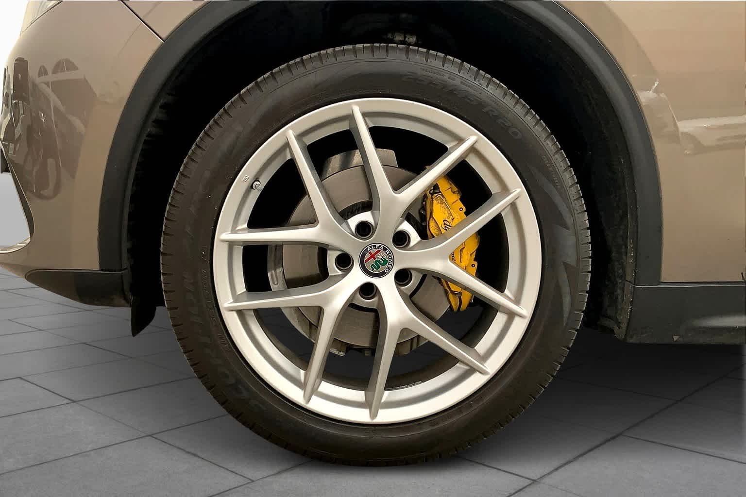 Used 2019 Imola Titanium Metallic Alfa Romeo Sport image 11