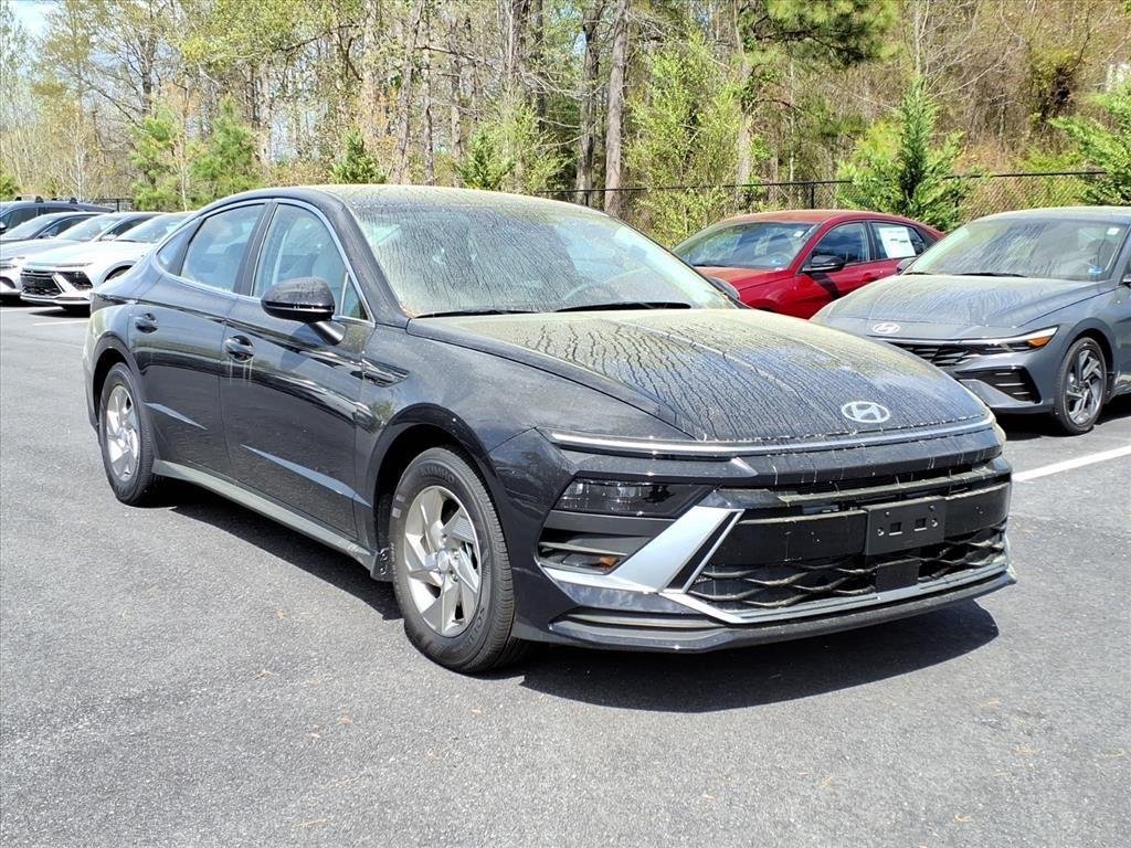 New 2026 Carbon Blue Hyundai SE image 3