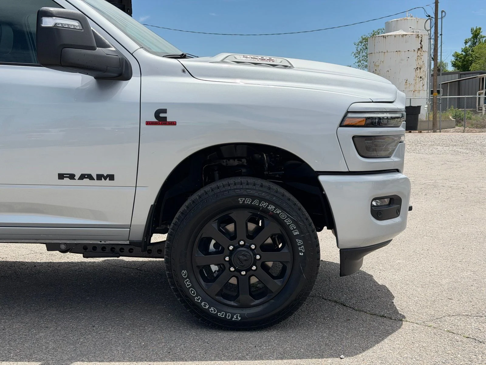 New 2026 Silver-Zynith Exterior Paint RAM Laramie image 4