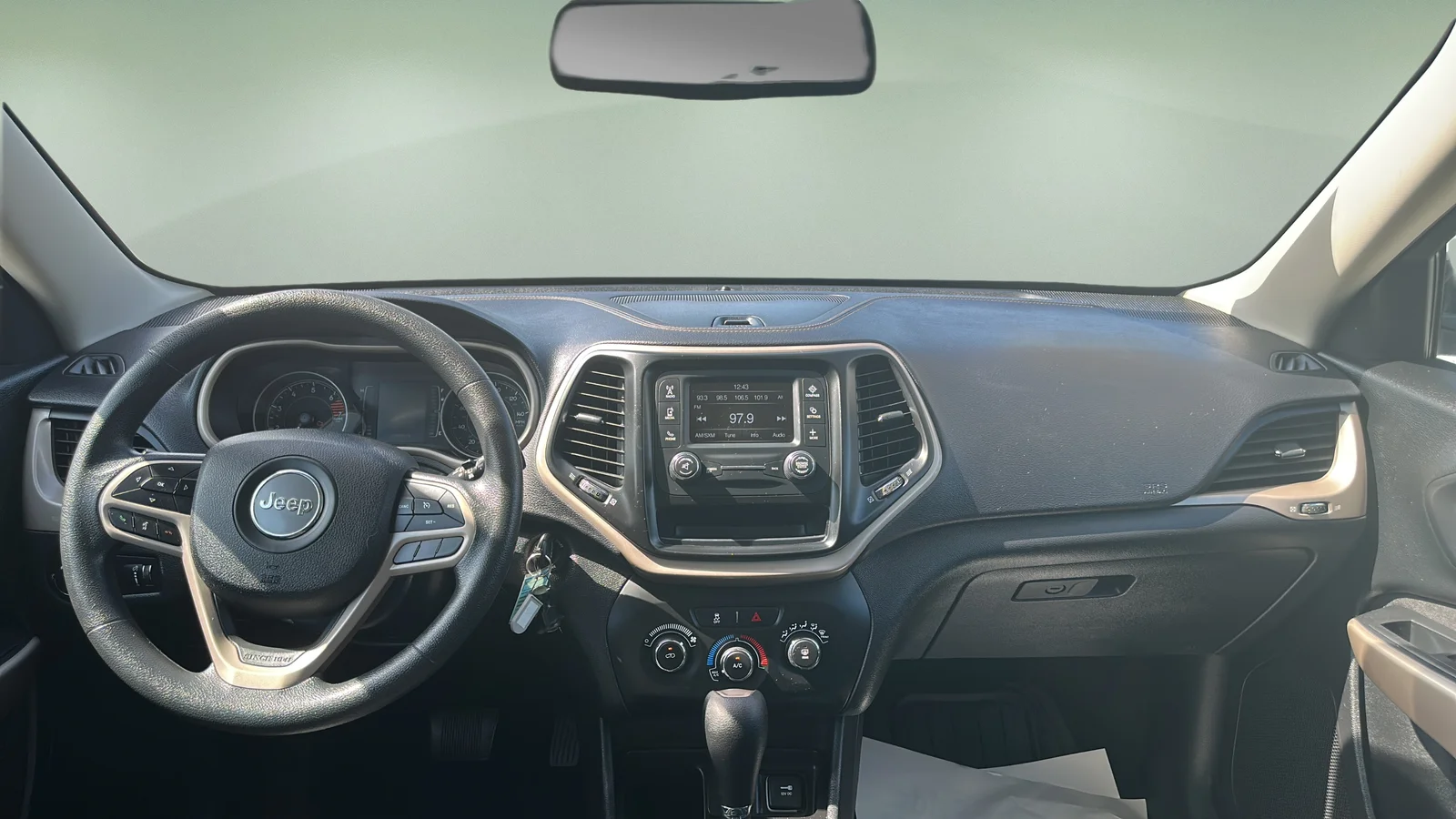 Used 2018 Black Jeep Latitude image 9