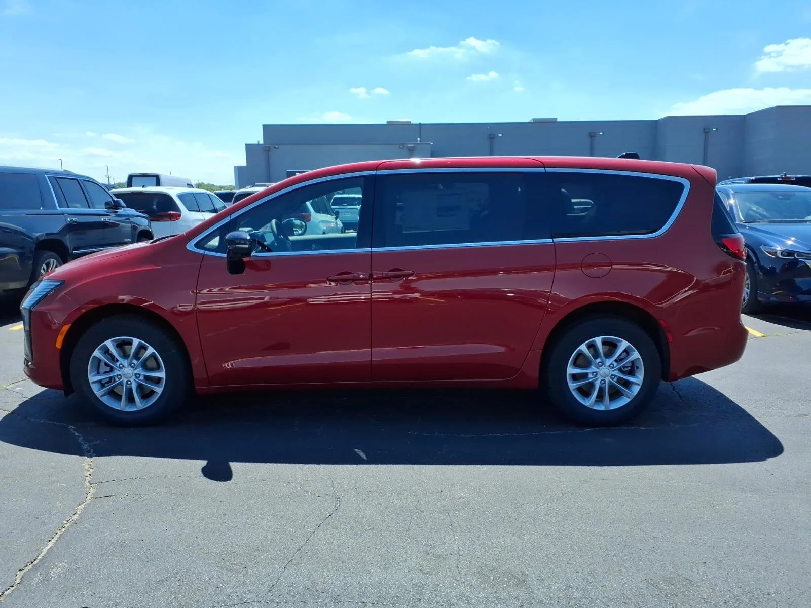 New 2027 Red Hot Pearl-Coat Exterior Paint Chrysler Select image 3