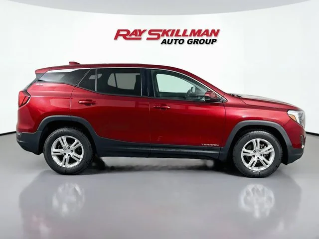Used 2018 Red GMC SLE image 4