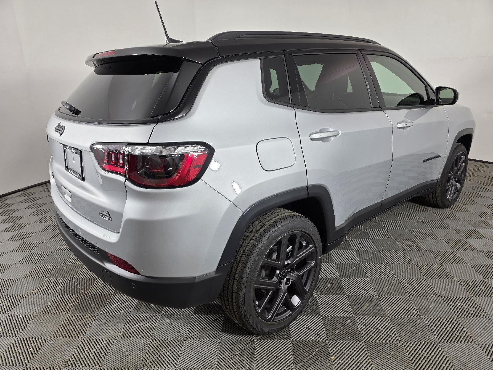 New 2026 Silver Zynith Metallic Clearcoat Jeep Limited Altitude image 8
