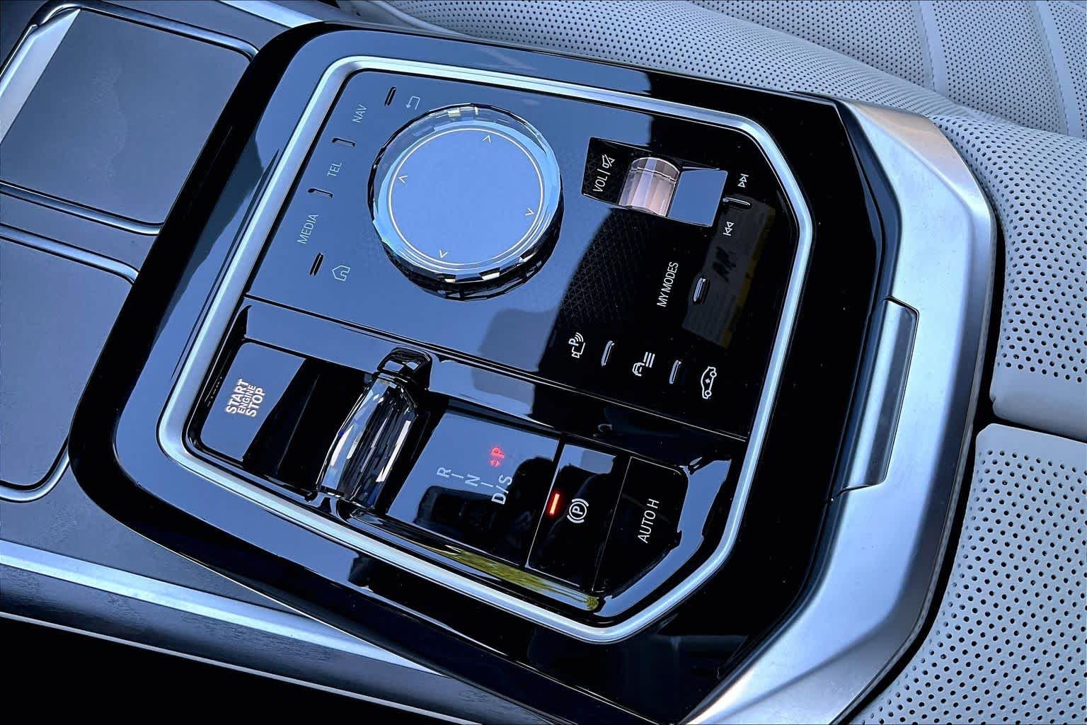 2025 BMW 7 Series 750e - Photo 36